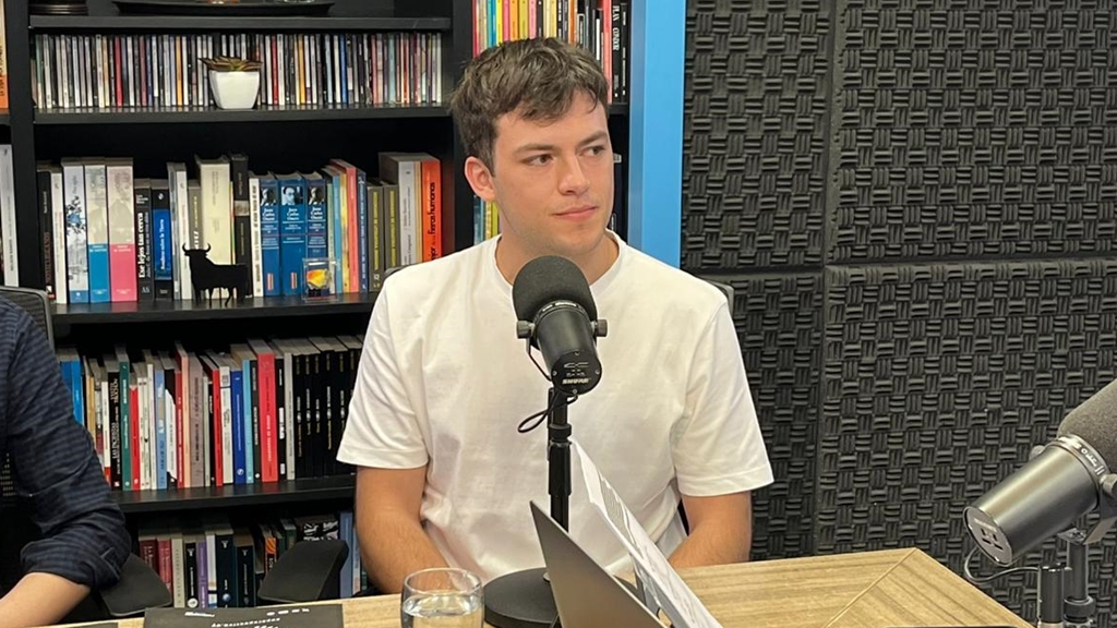 Franco Berrutti. Estudiante de ingeniería Eléctrica. Especializado en procesamiento de señales, y Técnico en Diseño de Sonido. Actualmente está trabajando en su tesis de grado, enfocada en la relación entre artes escénicas y tecnología.