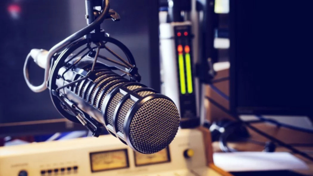 micrófono en estudio de radio