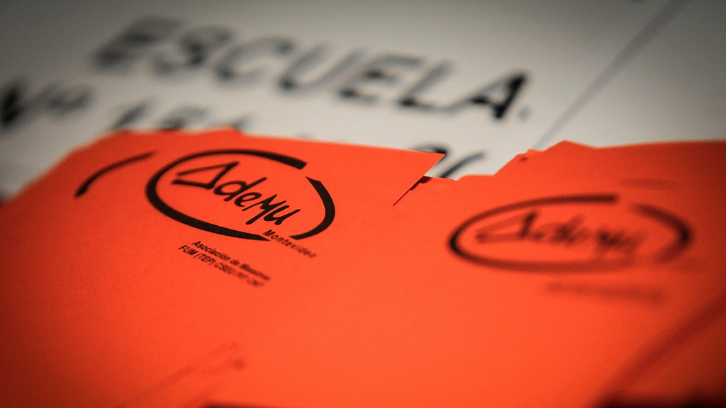 Asamblea de maestros en la sede del PIT CNT. Foto: Javier Calvelo / adhocFOTOS