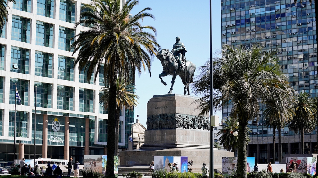 Plaza Independencia en Montevideo. Foto: Javier Calvelo / adhocFOTOS