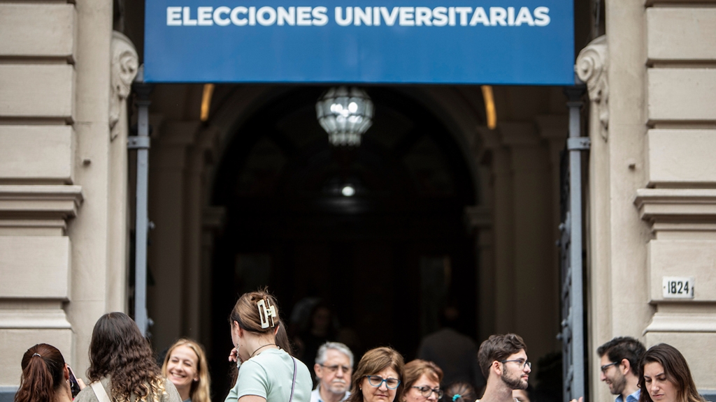 Elecciones Universitarias en la Facultad de Derecho en Montevideo. Foto: Mauricio Zina / adhocFOTOS