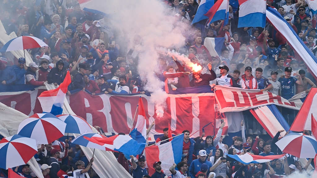 Hinchas de Nacional. Foto: Santiago Mazzarovich / adhocFOTOS