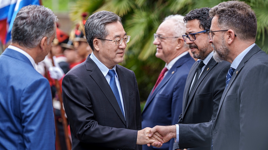 Yamandú Orsi, Ding Xuexiang, Mario Lubetkin, Alejandro Sánchez y Matías Carámbula durante su visita a Uruguay en la Residencia de Suarez y Reyes en Montevideo. Foto: Mauricio Zina / adhocFOTOS