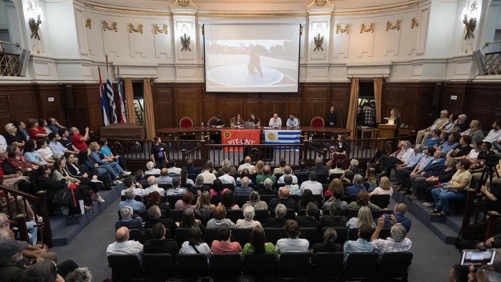 Presentación pública de la propuesta del PIT-CNT para gravar al 1% más rico del Uruguay. Foto: Santiago Mazzarovich / adhocFOTOS