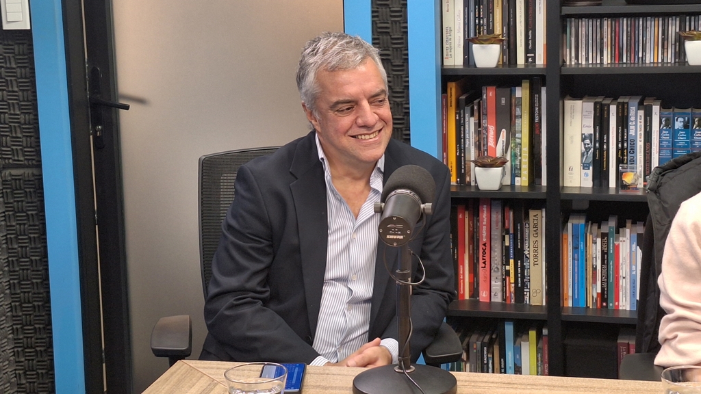 Dr. Álvaro Villar, espectador de la obra pero actor del sistema de salud. Director del Hospital de Clínicas. Médico Neurocirujano. Ex director del Hospital Maciel. Ex Jefe de Neurocirugía del Hospital Regional de Tacuarembó.