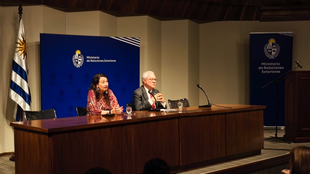 El ministro de Relaciones Exteriores, Mario Lubetkin, y la subsecretaria Valeria Csukasi informaron sobre el avance de Uruguay hacia su adhesión al CPTPP. Foto: Cancillería