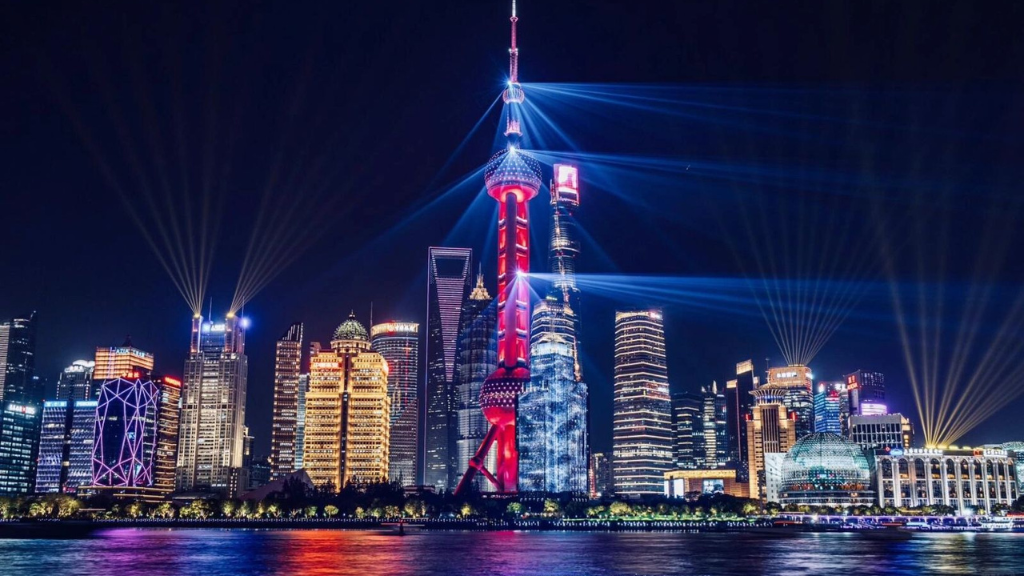 Una ciudad iluminada en la noche en China