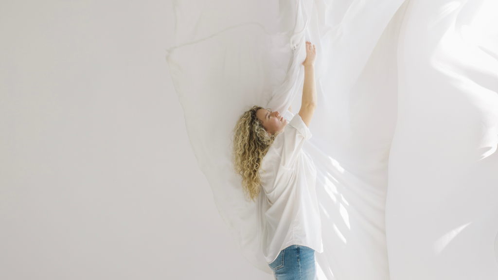 Florencia Nuñez acomodando una tela blanca