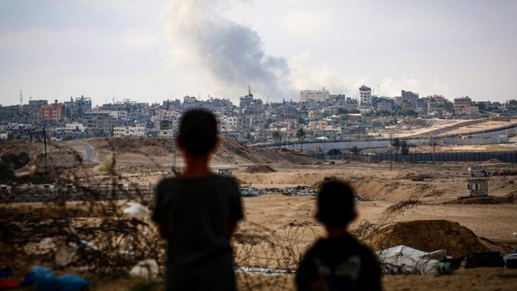 Dos niños observando una ciudad a lo lejos