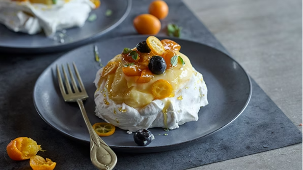 Fotografía de una pavlova con frutos cítricos