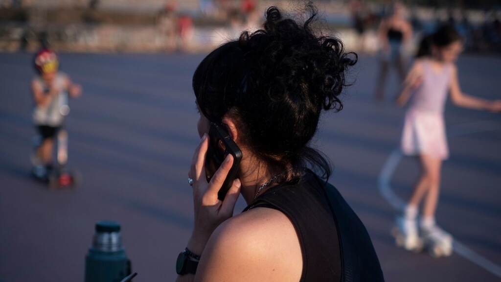 Llamada por celular. Foto: adhocFotos