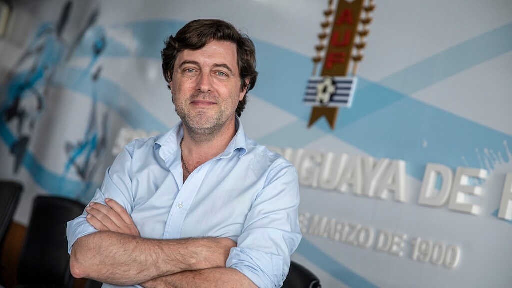 AUF recibirá US$ 67 millones por año por derechos de TV: “Ignacio Alonso logró una victoria política” que “asegura un crecimiento de ingresos” y puede lograr “una mejor del fútbol uruguayo”, dice Sebastián Moreira (Por Decir Algo)