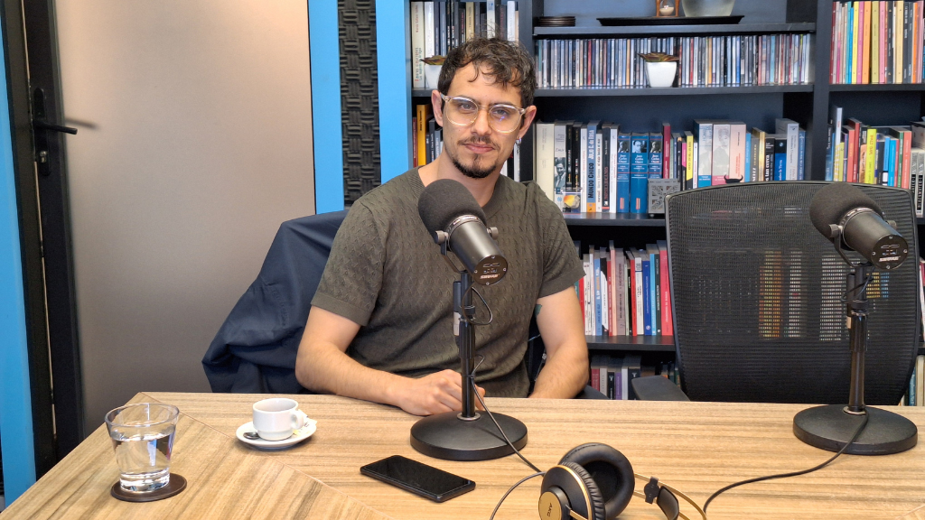 Felipe Ipar en estudio de radio