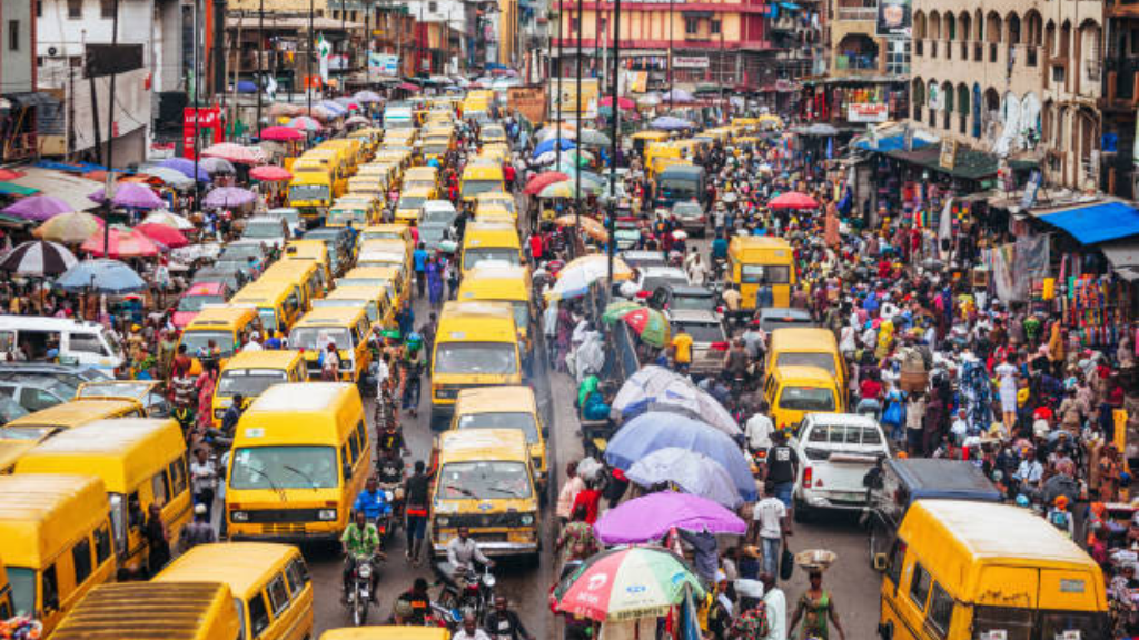 Ciudad de Nigeria colapsada de autos y peatones