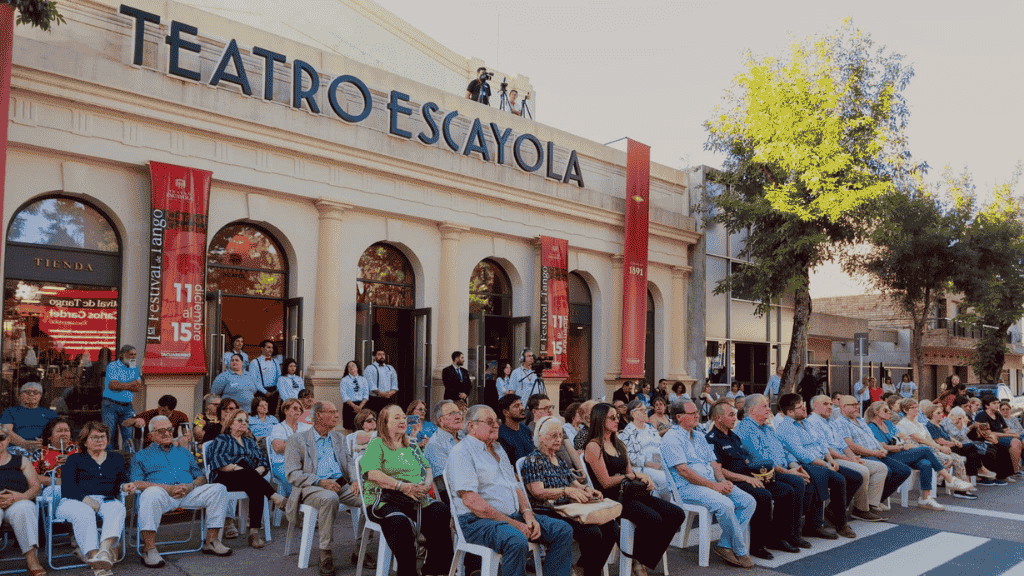 publico sobre la vereda frente al teatro escayola en el festival carlos gardel 2024