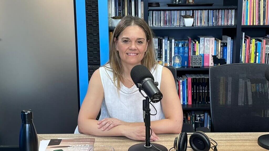 Arena de envases de vidrio desechados se convierte en filtros de agua, fabrica baldosas y arregla el asfalto de las calles: ¿De qué trata este emprendimiento que tiene impacto ambiental, económico y social? Con su impulsora, Ana Paula Demaría