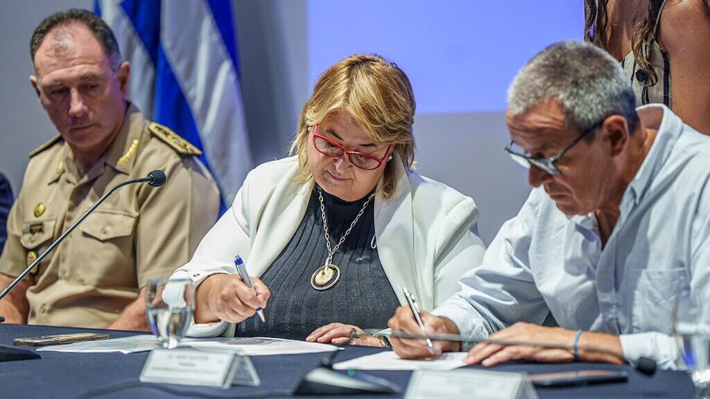 Inisa firmó acuerdo con Ministerio de Defensa para capacitar jóvenes privados de libertad. Foto: adhocFotos