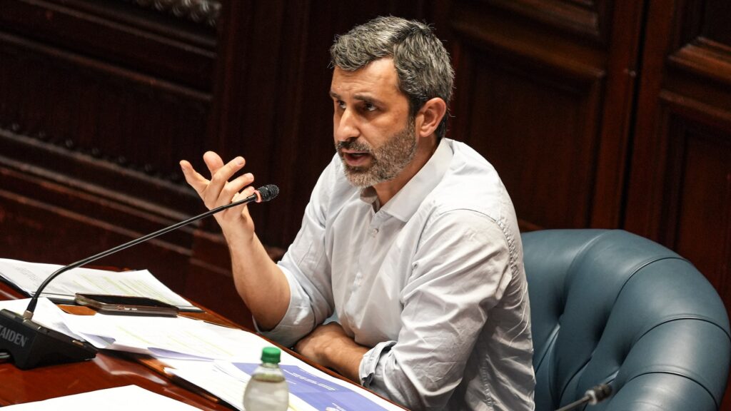 Daniel Caggiani durante la sesión para tratar el acuerdo entre el Mercosur y la Union Europea en la Cámara de Senadores del Palacio Legislativo en Montevideo. Foto: Mauricio Zina / adhocFOTOS