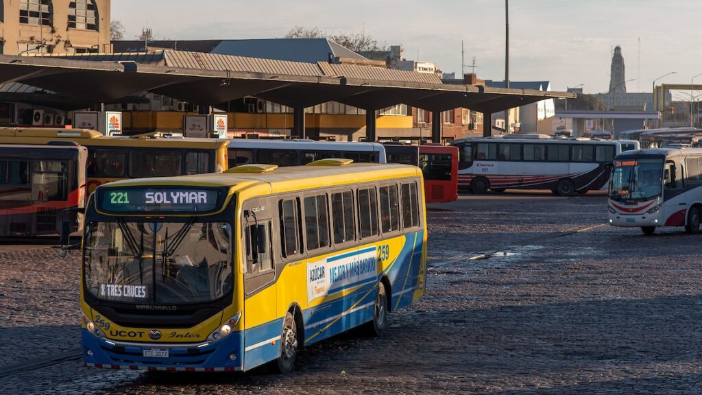 Ómnibus UCOT en la terminal de Río Branco.