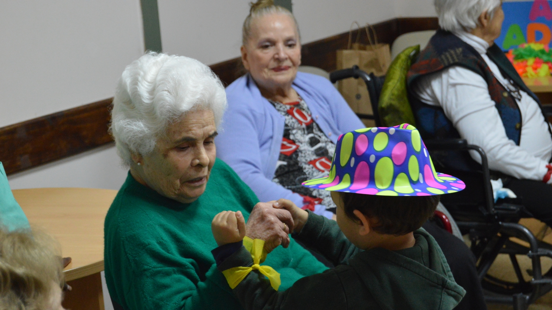 “Mis amigos mayores”: un jardín de infantes y un residencial unidos por una experiencia intergeneracional presentan su historia en un documental