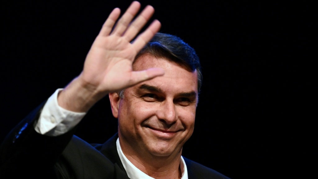 Flávio Bolsonaro en Estados Unidos: En "la historia y la trama" de la salida del excandidato quedan "muchas preguntas y muchos vacíos", dice Marcelo Silva de Sousa, corresponsal en Brasil